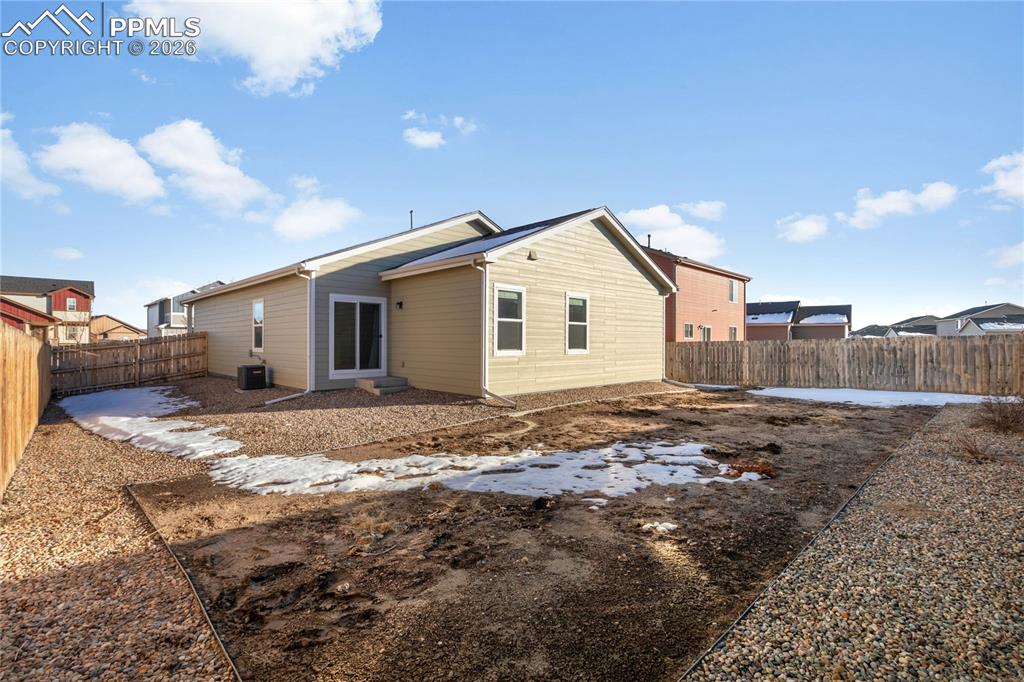 Image 35 of 38: Yard