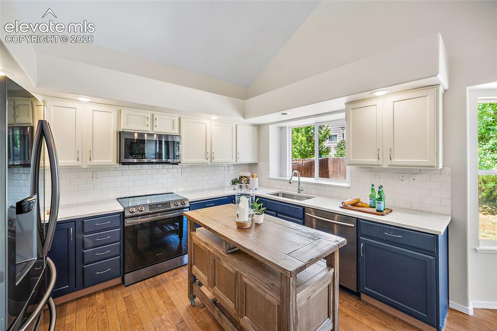 Image 12 of 49: Kitchen