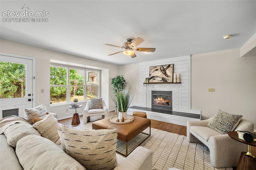 Image 14 of 49: Living Room