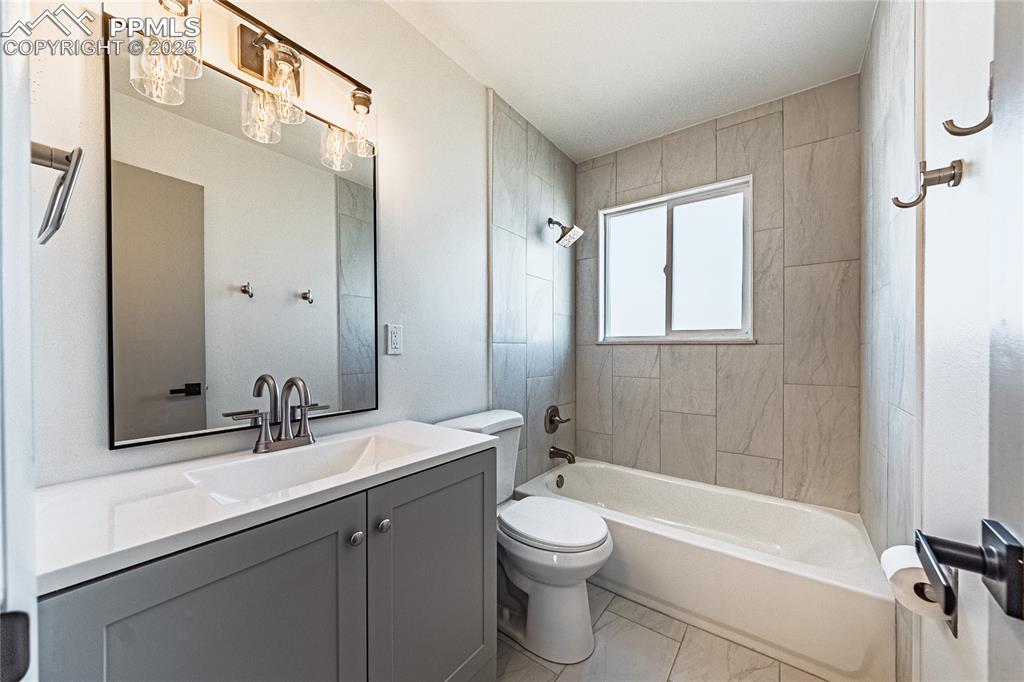 Image 19 of 22: Bathroom