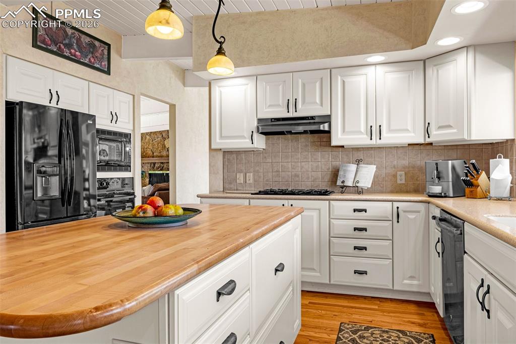 Image 10 of 33: Kitchen