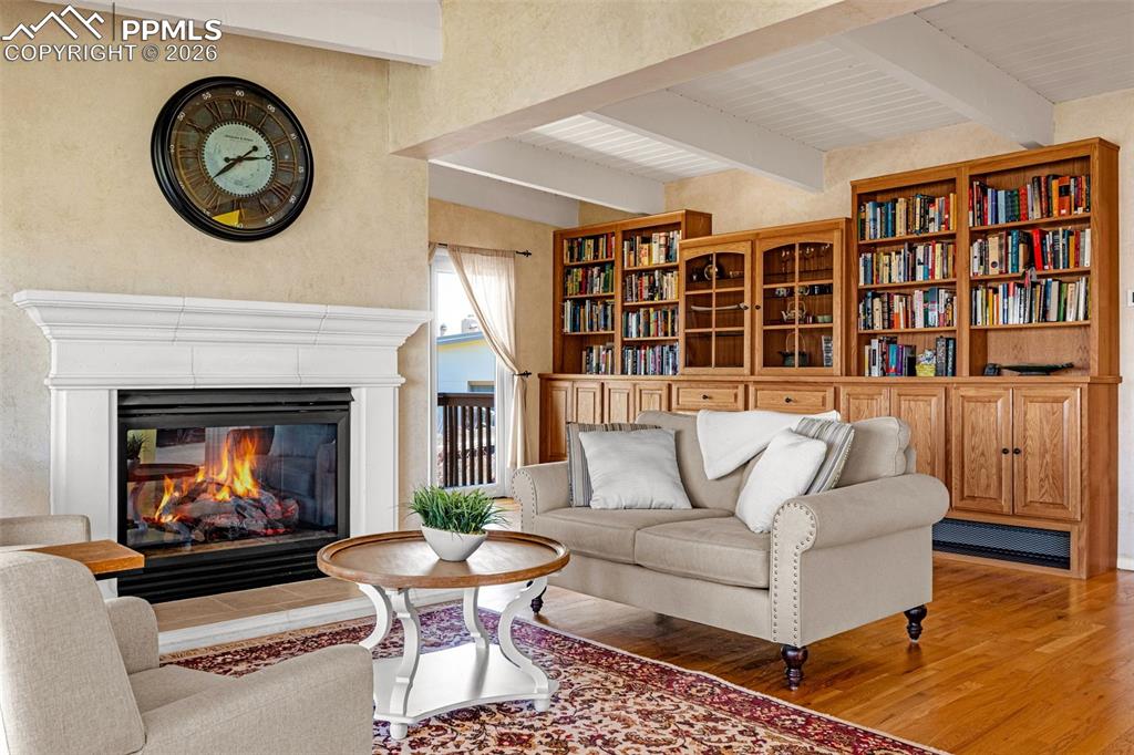 Image 12 of 33: Sitting Room