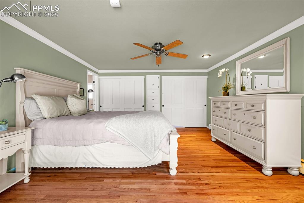 Image 14 of 33: Bedroom