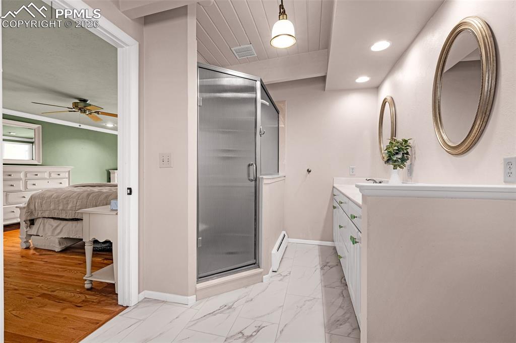 Image 16 of 33: Bathroom