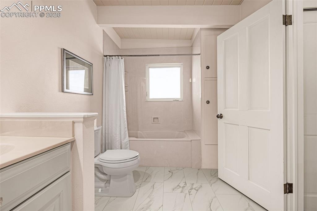 Image 17 of 33: Bathroom