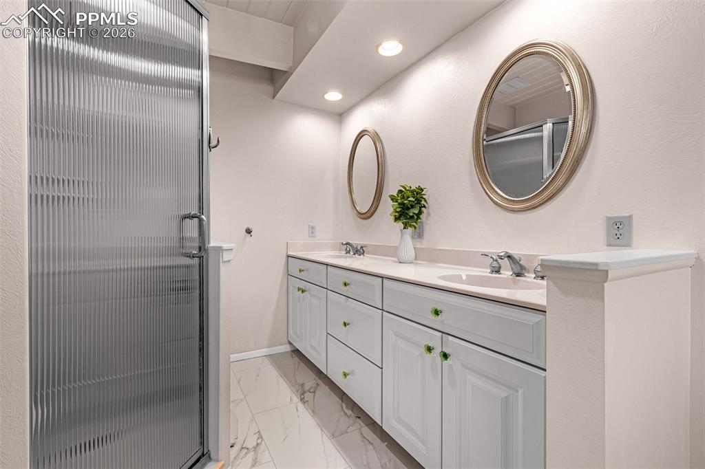 Image 18 of 33: Bathroom