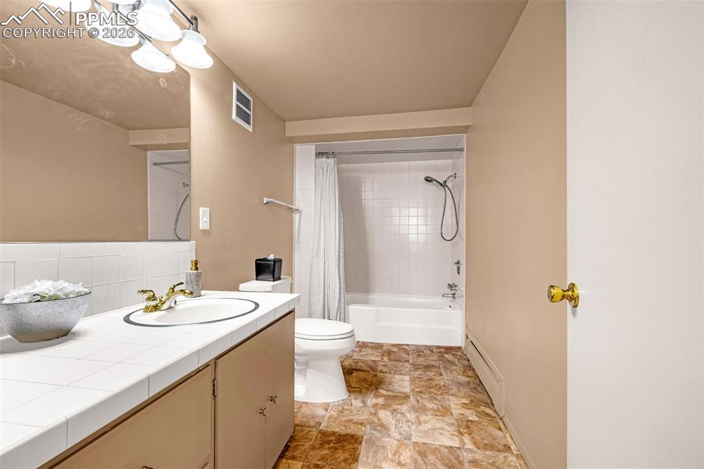 Image 20 of 33: Bathroom