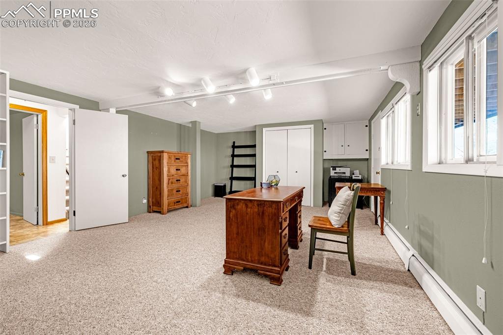 Image 22 of 33: Office