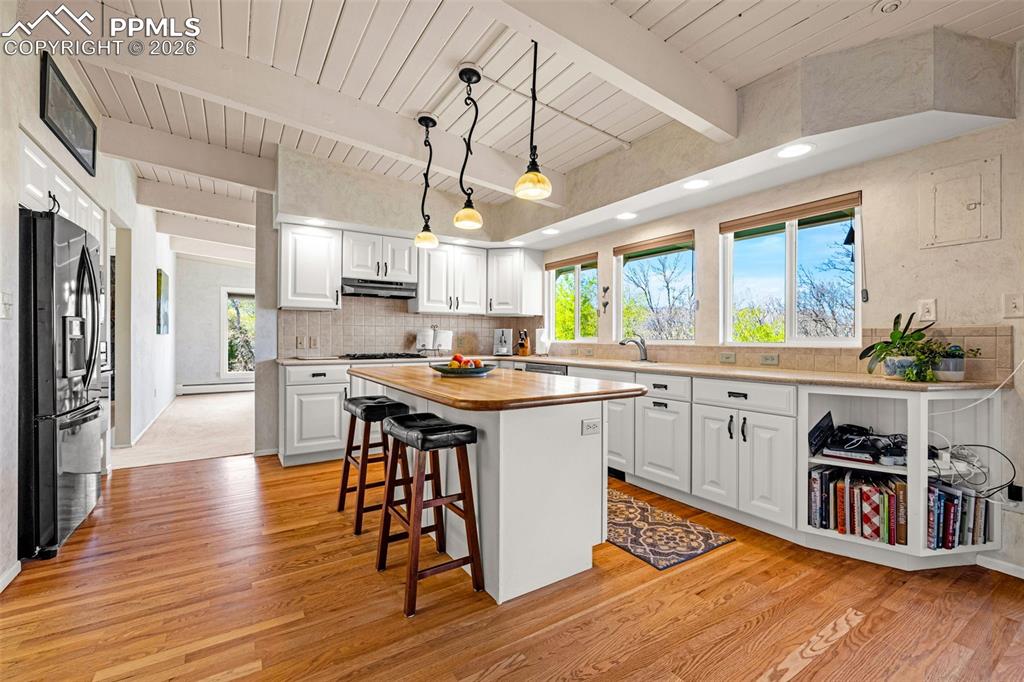 Image 8 of 33: Kitchen