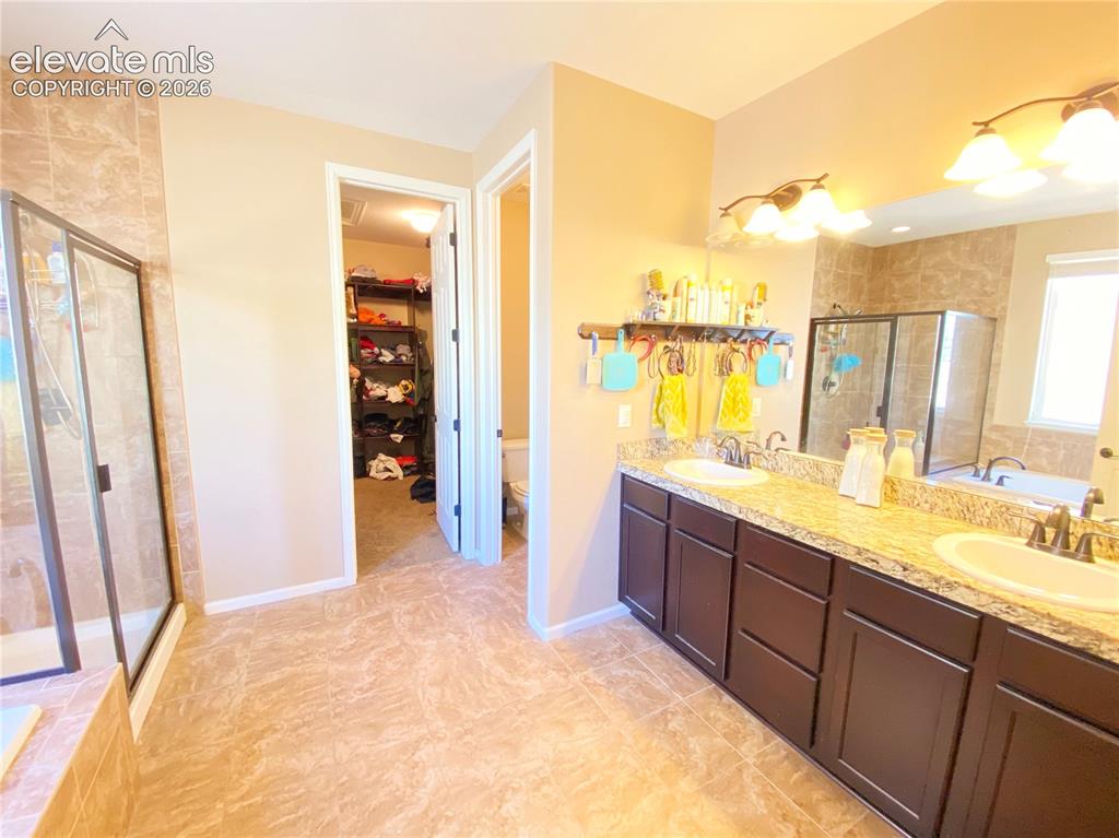 Image 14 of 32: Bathroom