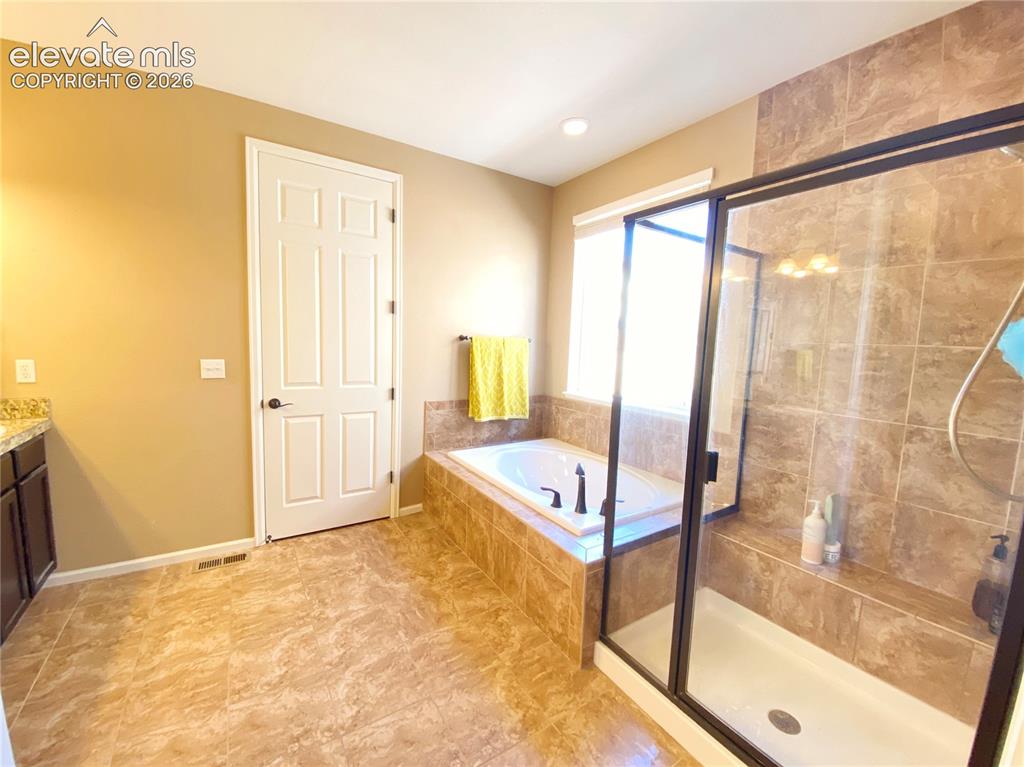 Image 15 of 32: Bathroom