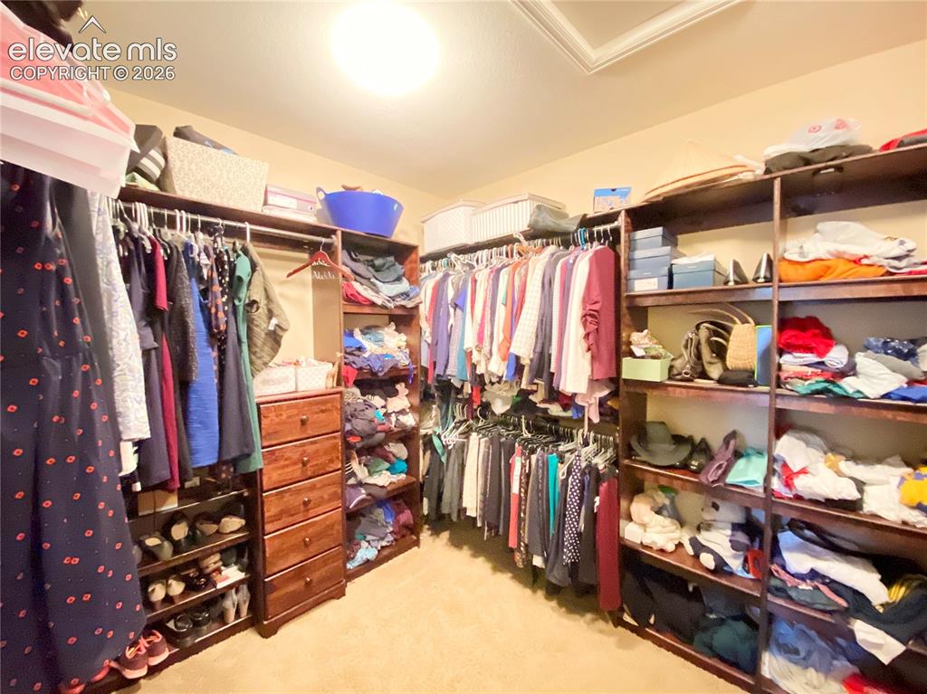 Image 16 of 32: Closet