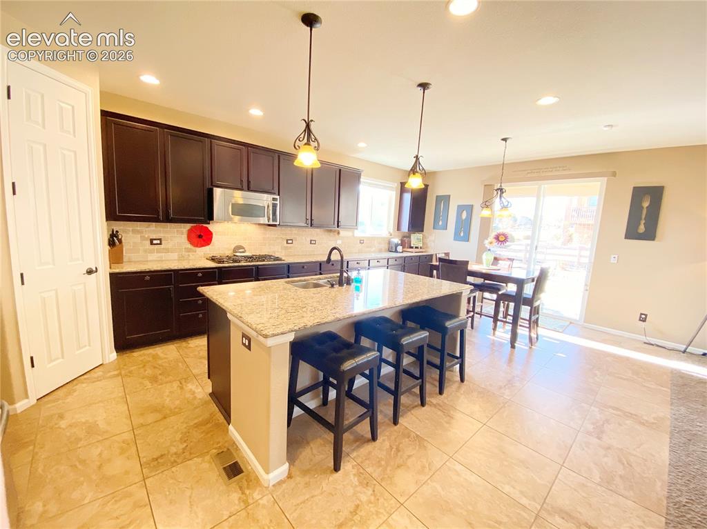 Image 21 of 32: Kitchen