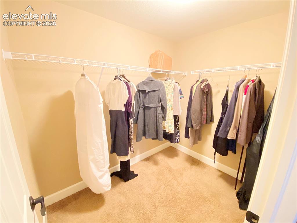 Image 25 of 32: Closet