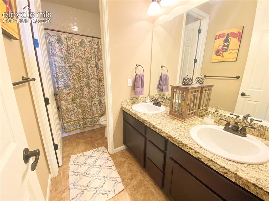 Image 5 of 32: Bathroom