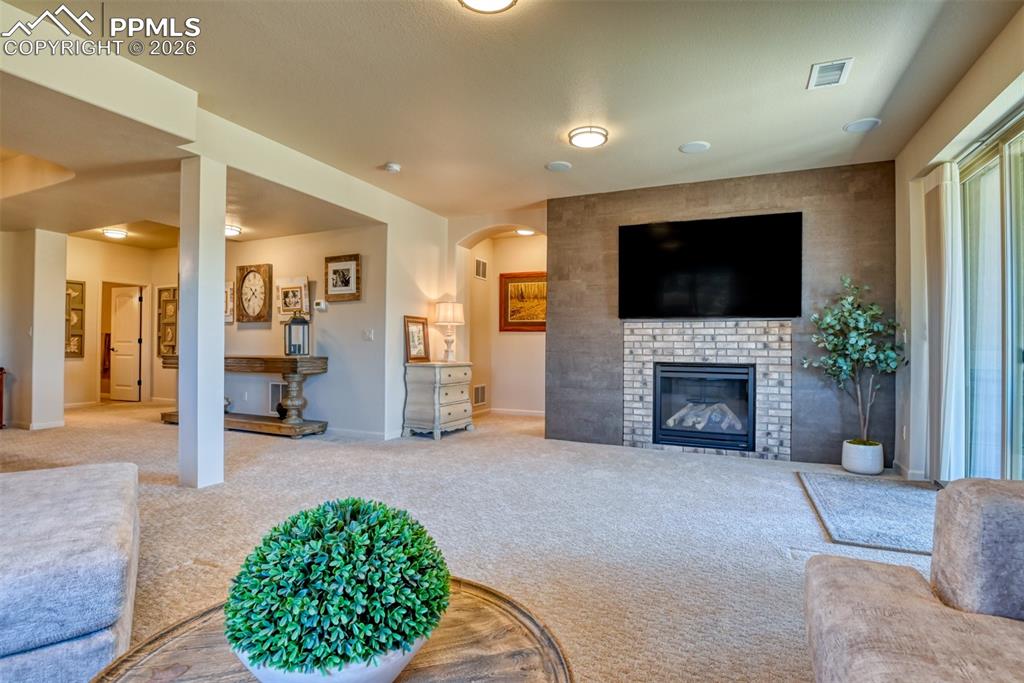 Image 17 of 25: Living Room