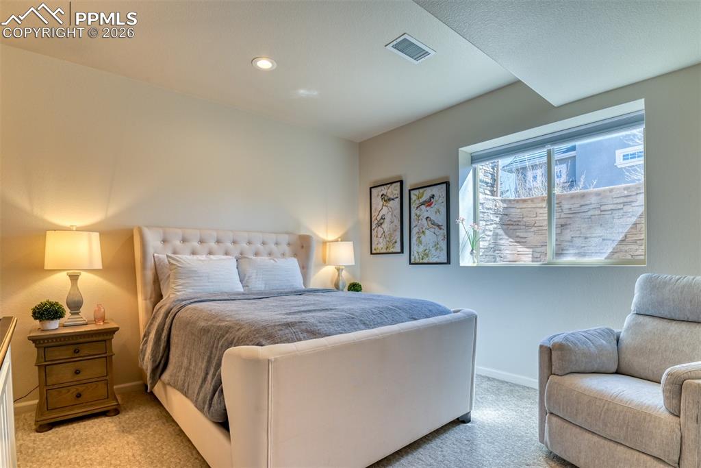 Image 18 of 25: Bedroom