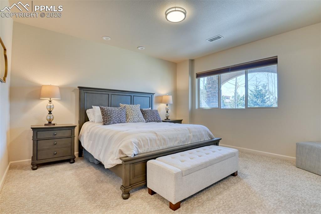 Image 19 of 25: Bedroom