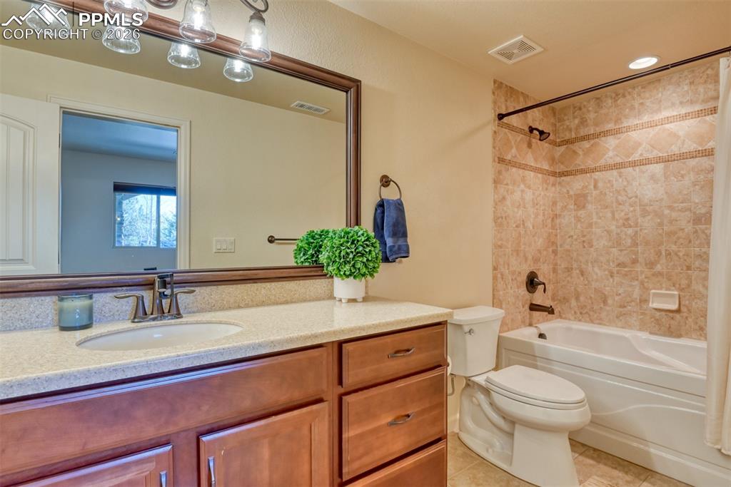 Image 20 of 25: Bathroom