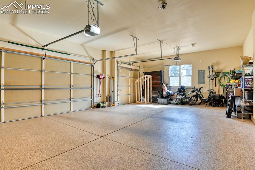 Image 21 of 25: Garage