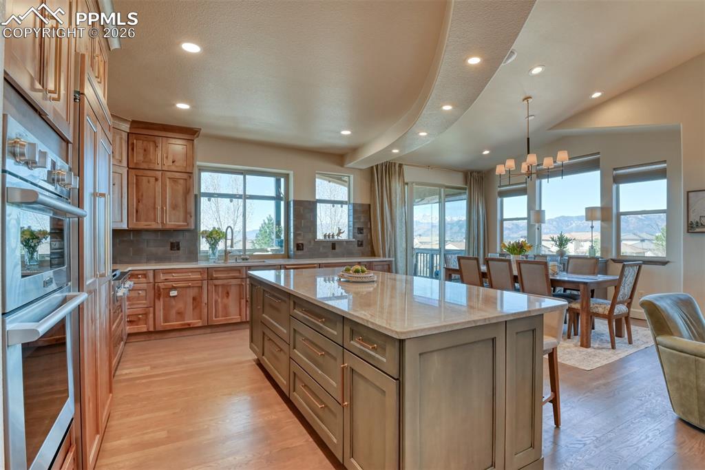 Image 9 of 25: Kitchen