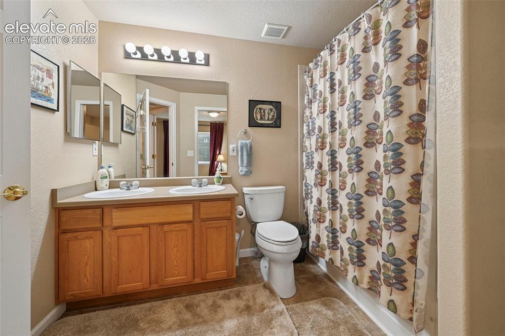 Image 21 of 32: Bathroom