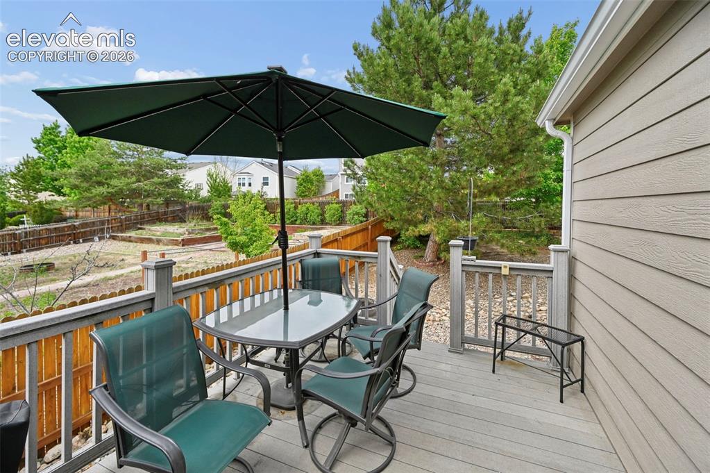 Image 27 of 32: Rear deck