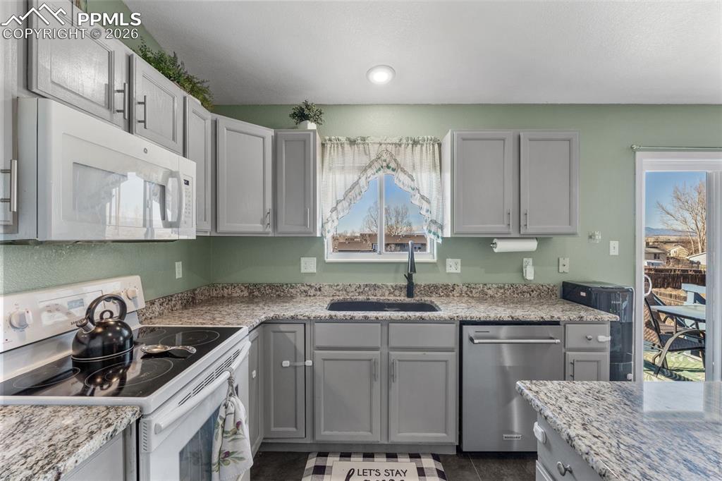 Image 14 of 35: Kitchen