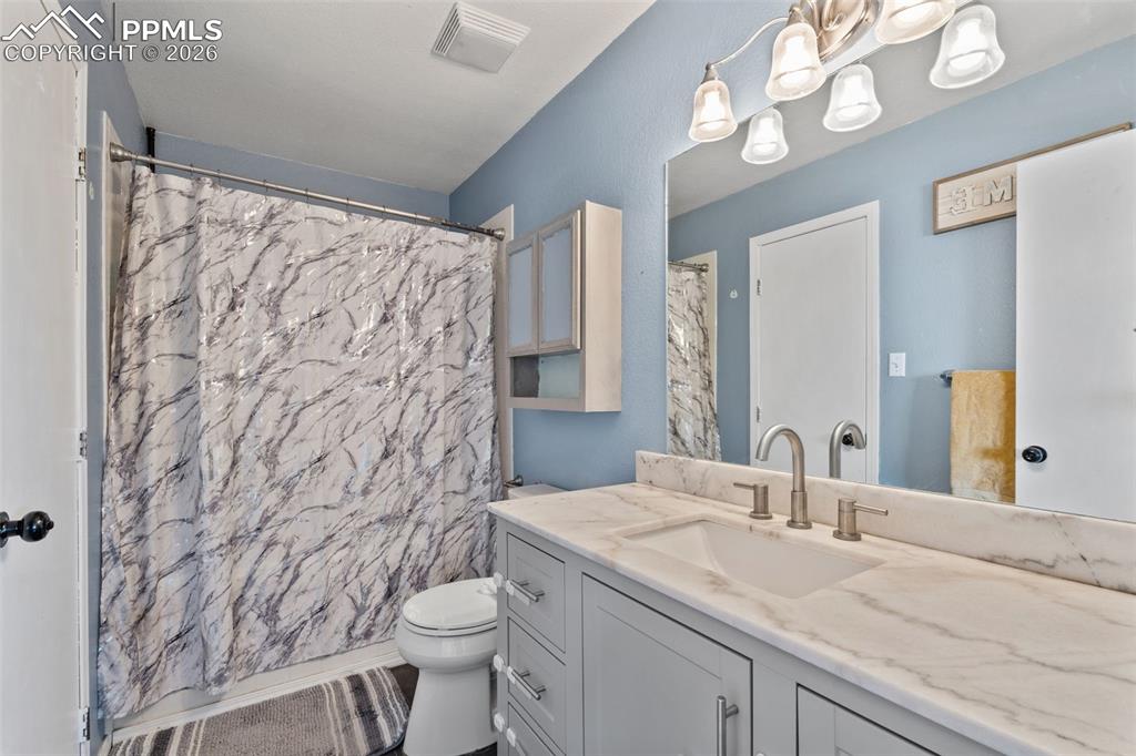 Image 20 of 35: Bathroom