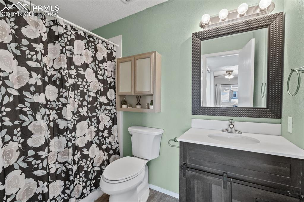 Image 27 of 35: Bathroom