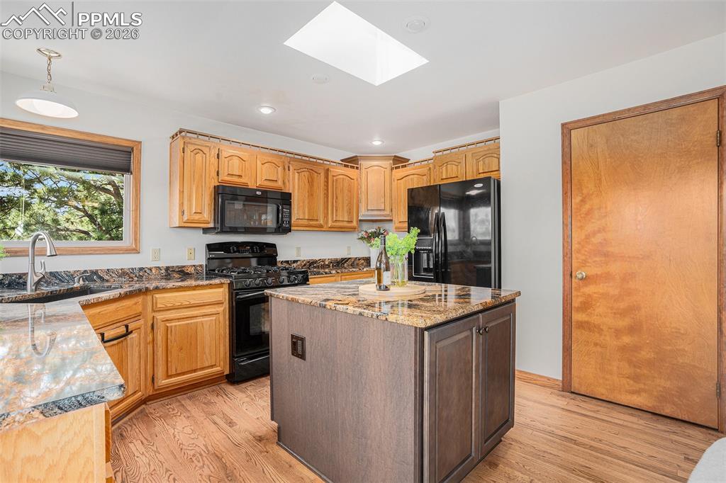 Image 12 of 49: Spacious countertops