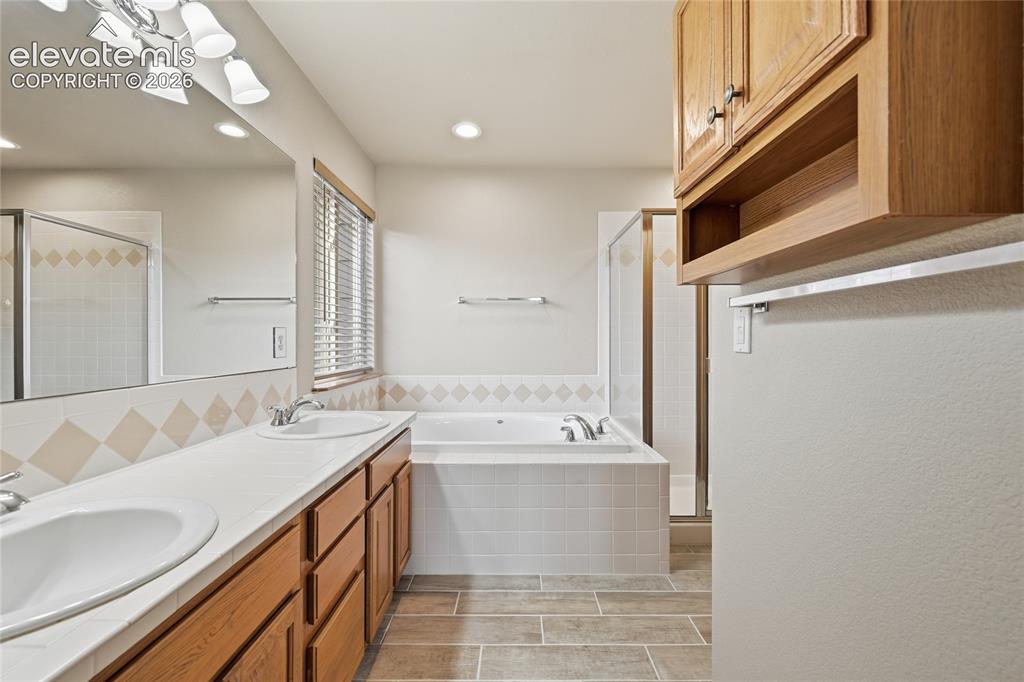 Image 18 of 50: Bathroom