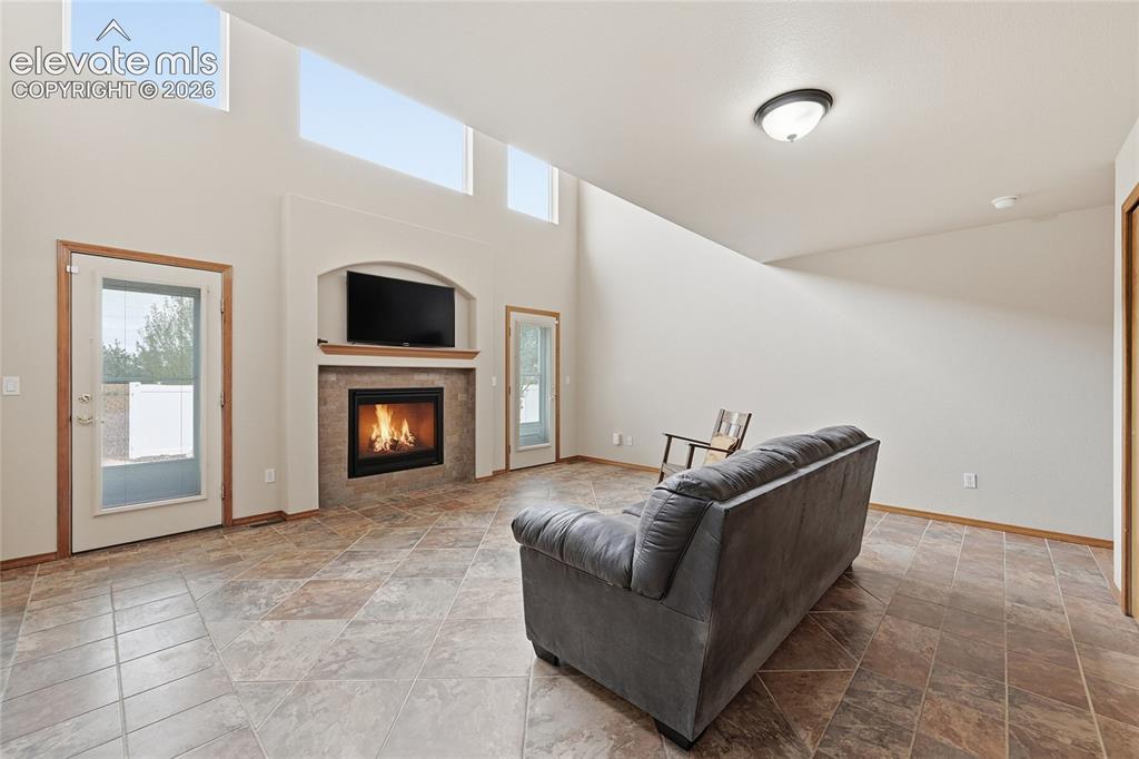 Image 8 of 50: Living Room