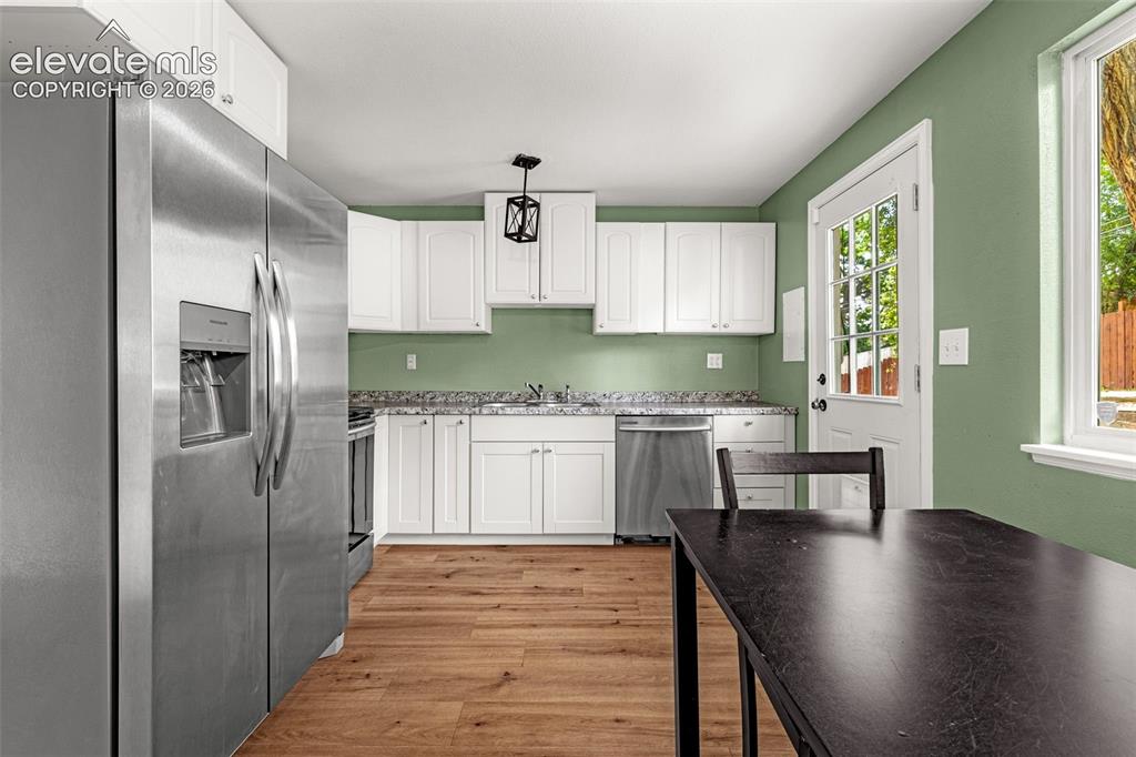 Image 10 of 27: Kitchen