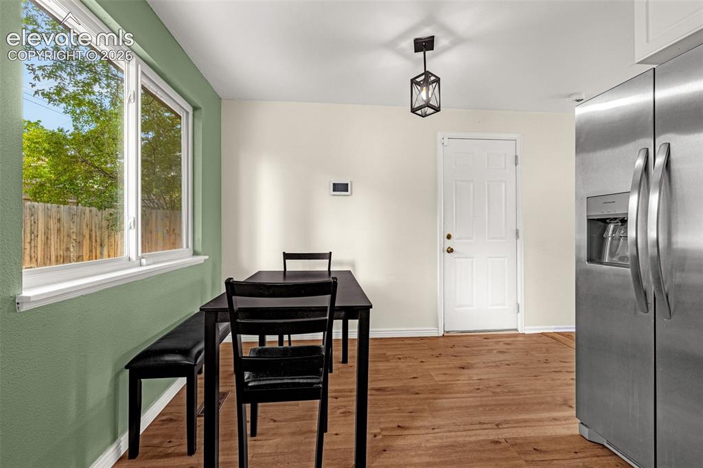 Image 11 of 27: Dining Area