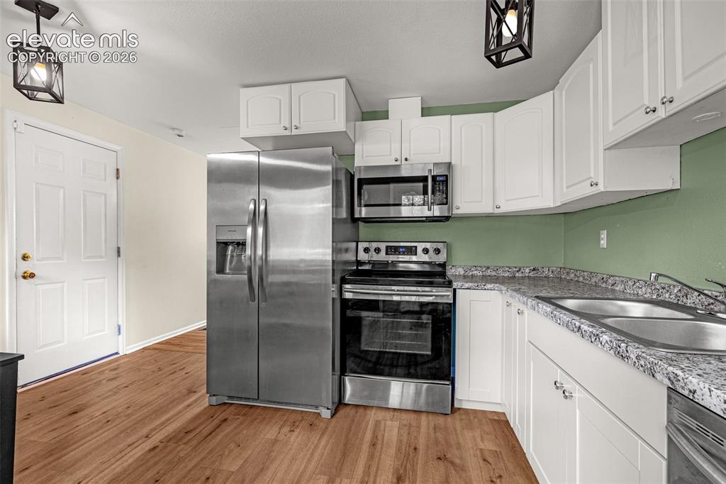 Image 12 of 27: Kitchen