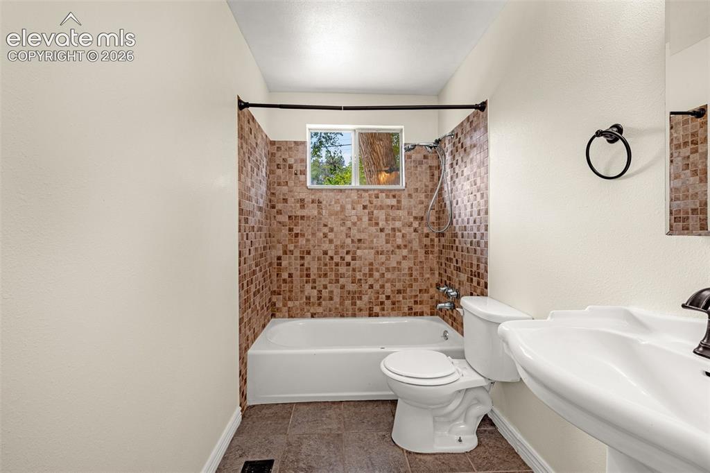 Image 15 of 27: Bathroom