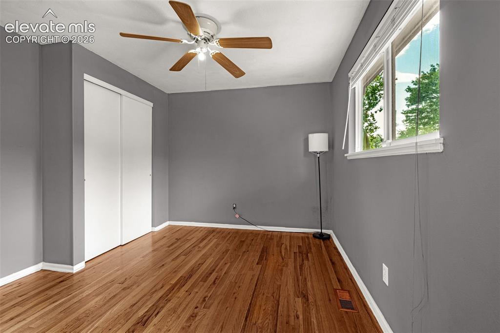 Image 18 of 27: Bedroom