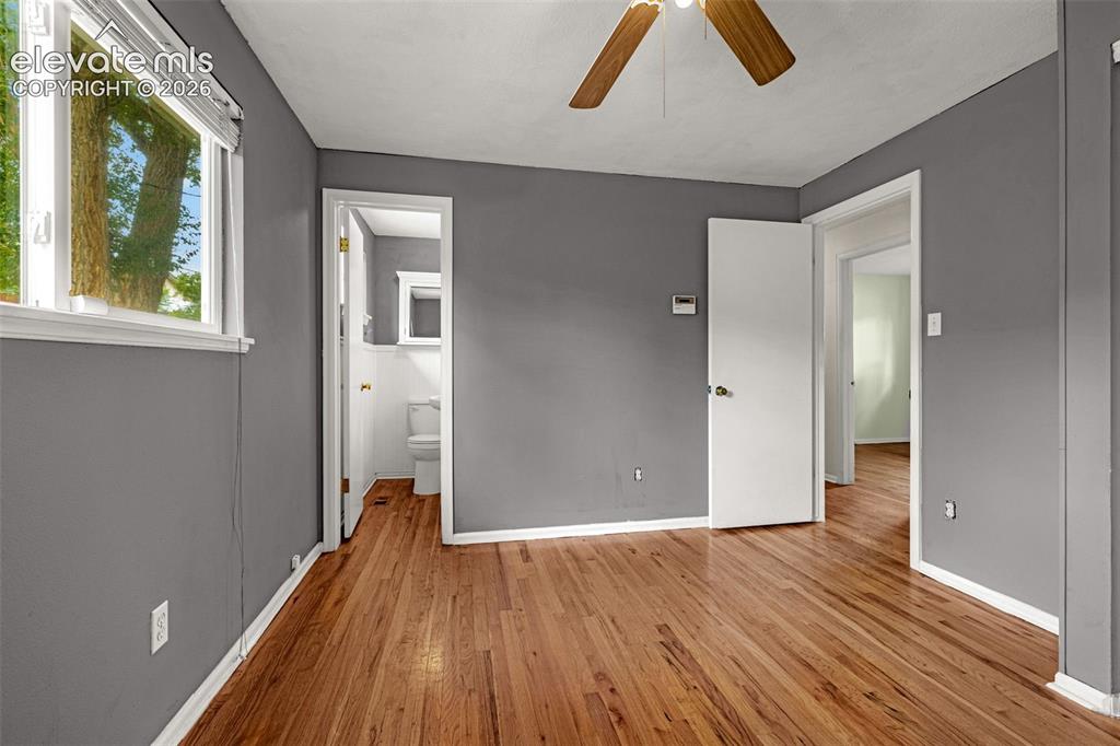 Image 19 of 27: Bedroom