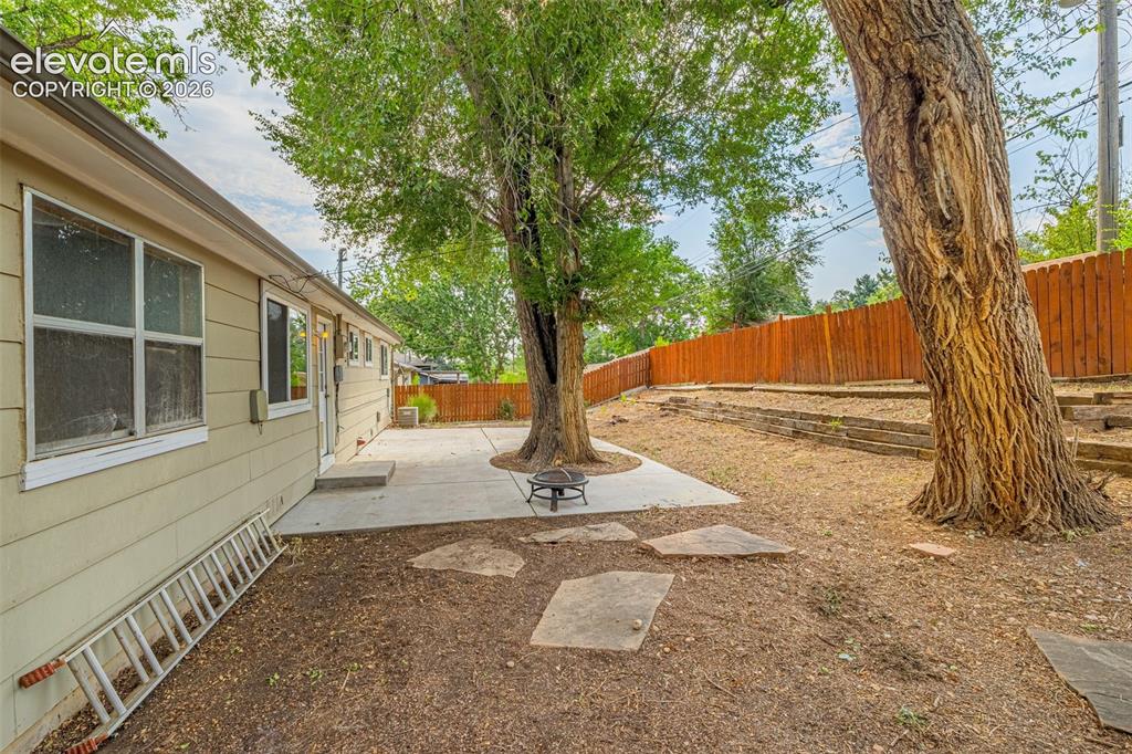 Image 22 of 27: Yard