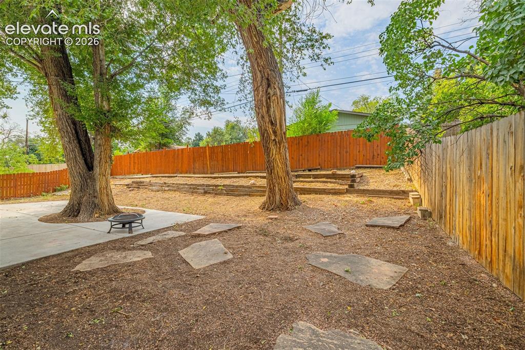 Image 26 of 27: Yard