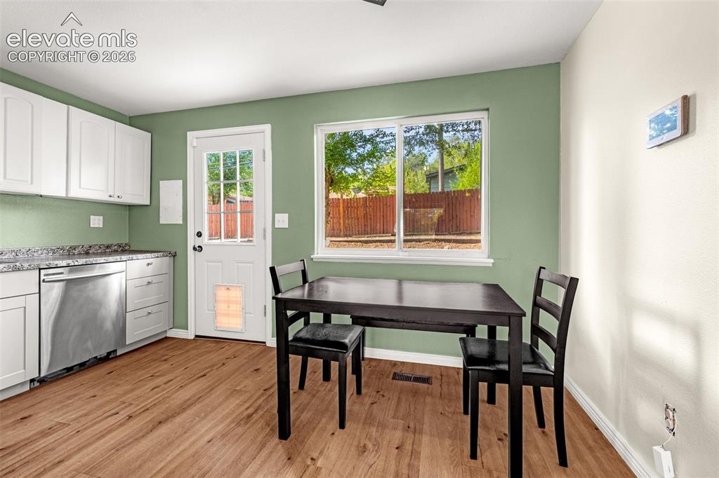 Image 9 of 27: Dining Area