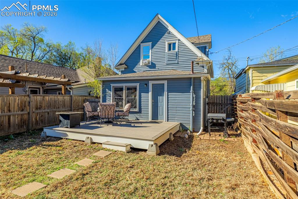 Image 17 of 29: New Trex Deck