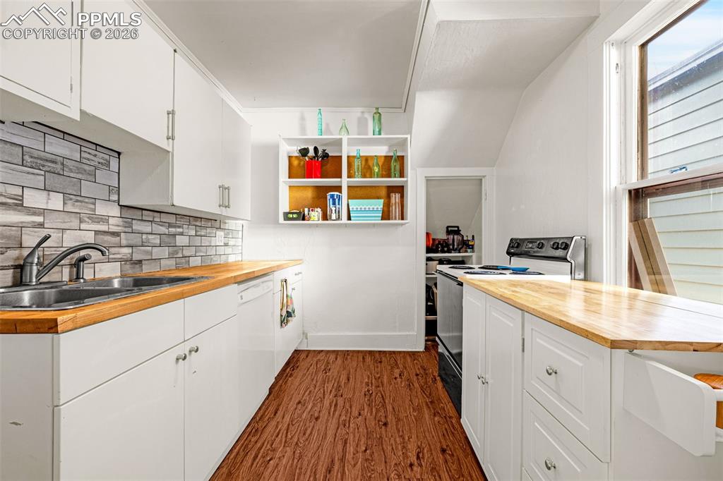 Image 6 of 29: Kitchen