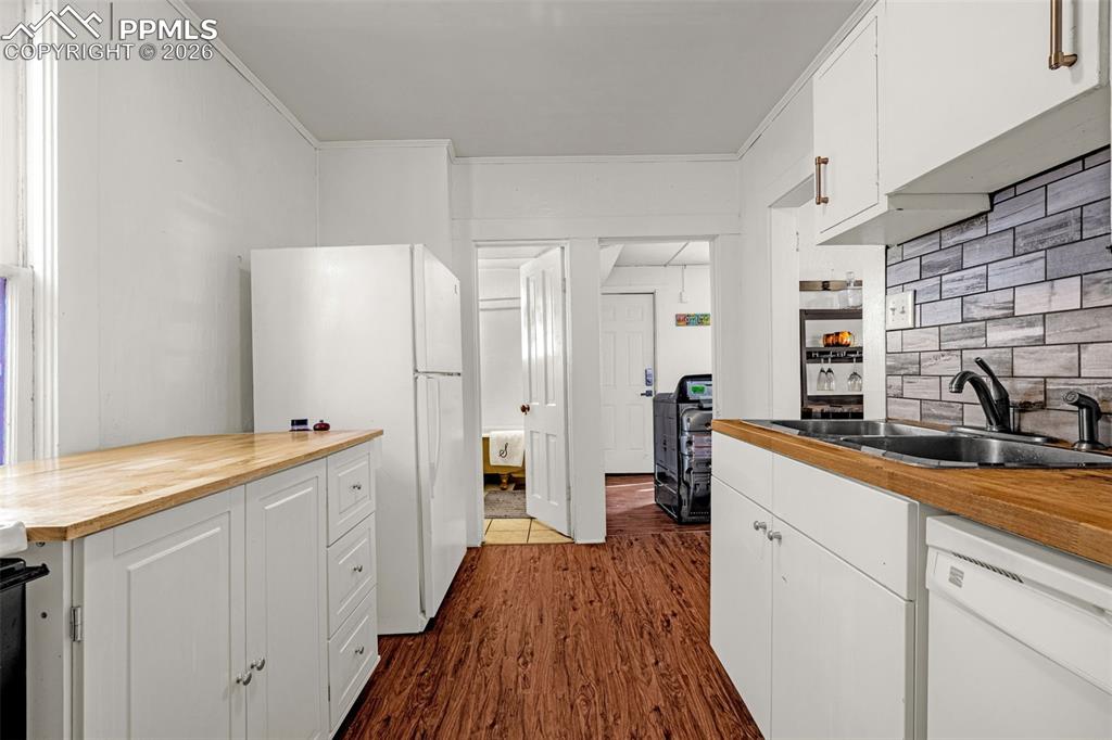 Image 7 of 29: Kitchen