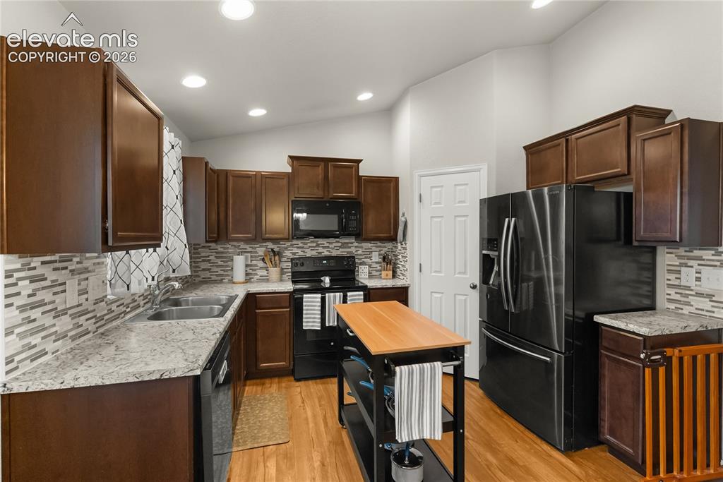 Image 7 of 34: Kitchen