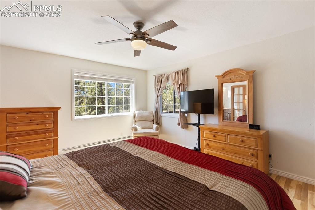 Image 18 of 40: Living Room