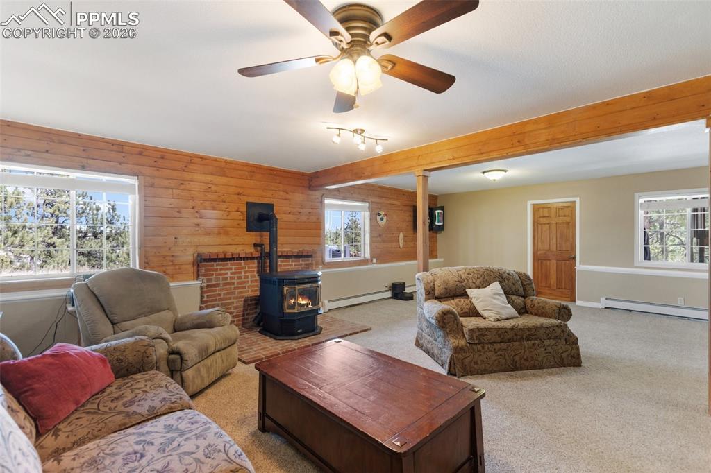 Image 23 of 40: Deck