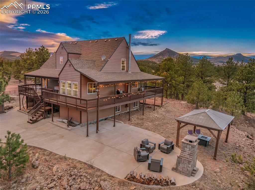 Image 27 of 40: primary w/access to private verandah