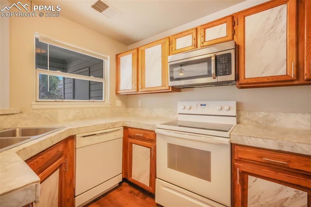 Image 12 of 27: Kitchen